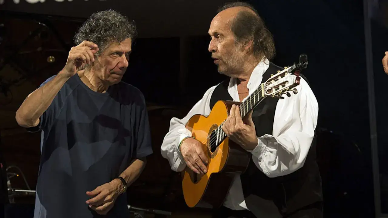 Chick Corea y Paco de Luc&iacute;a, dos genios musicales, comparten un momento &iacute;ntimo en el escenario, uno con el piano y el otro con su guitarra flamenca.