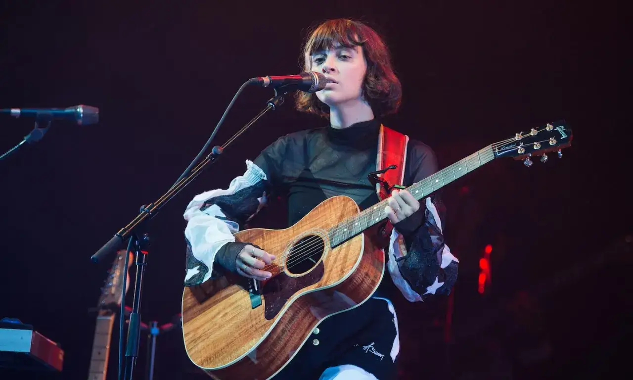Una de las cantantes francesas m&aacute;s talentosas, tocando la guitarra y cantando en el escenario.