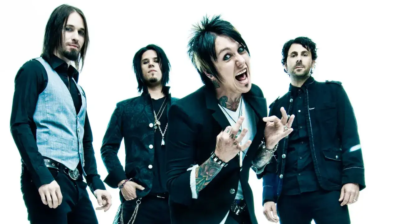 Los miembros de Papa Roach posan con atuendos oscuros y peinados llamativos, listos para rockear.