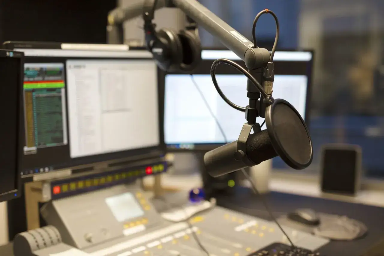 Estudio de radio listo para emitir. Micr&oacute;fono, auriculares y consolas preparadas para la mejor musica para radio.