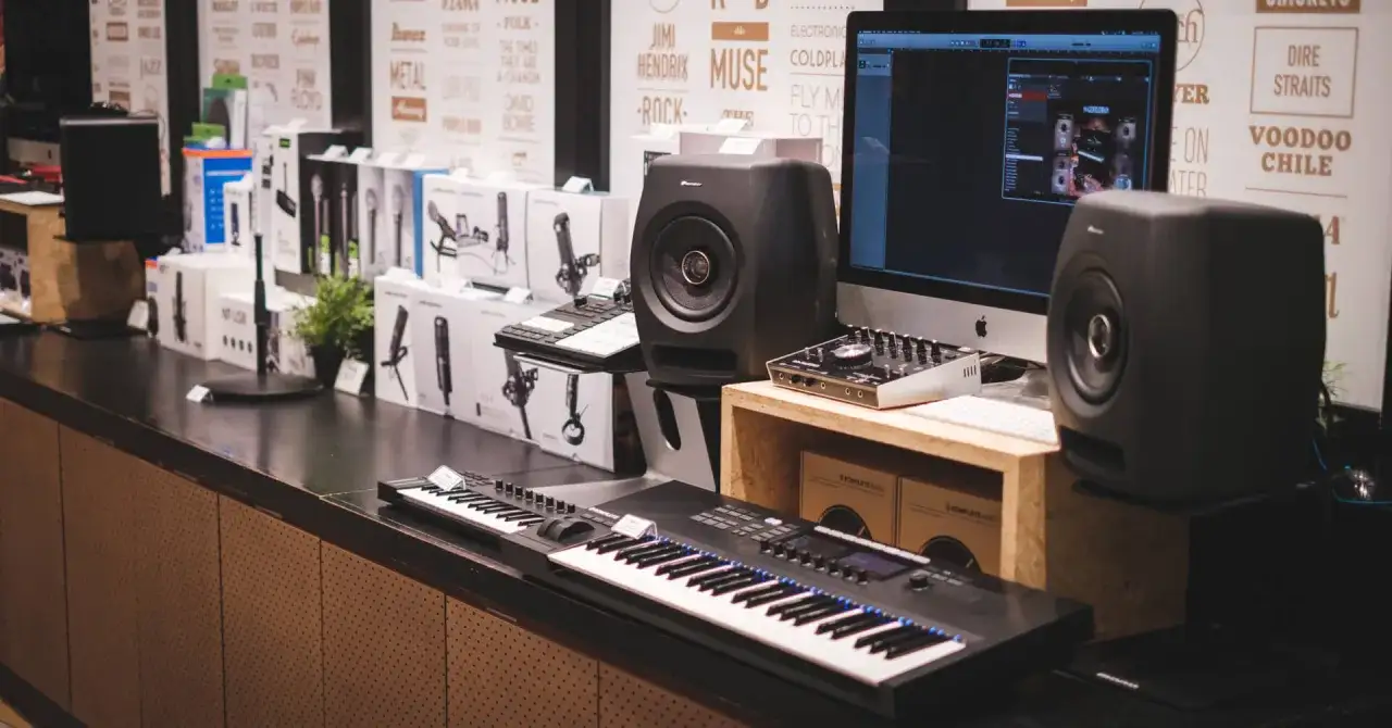 Teclados MIDI y monitores de estudio, listos para crear música con software.