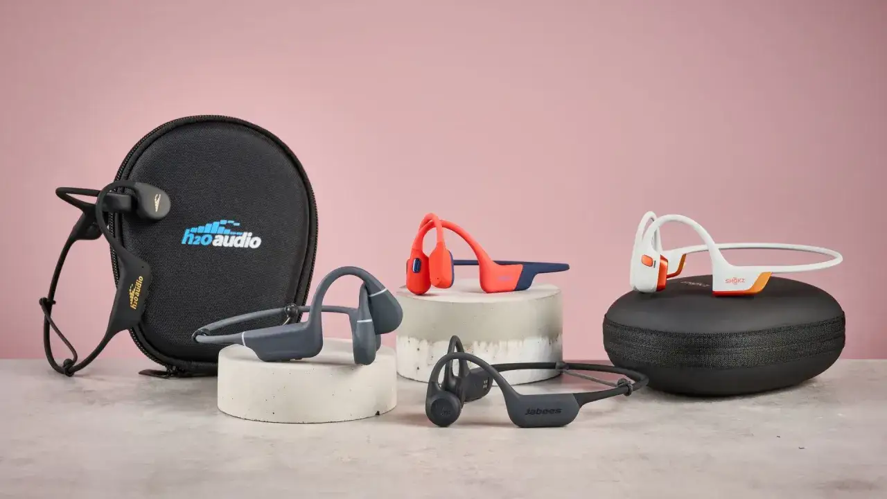 Auriculares conducción osea de varios colores y marcas, algunos con su estuche.