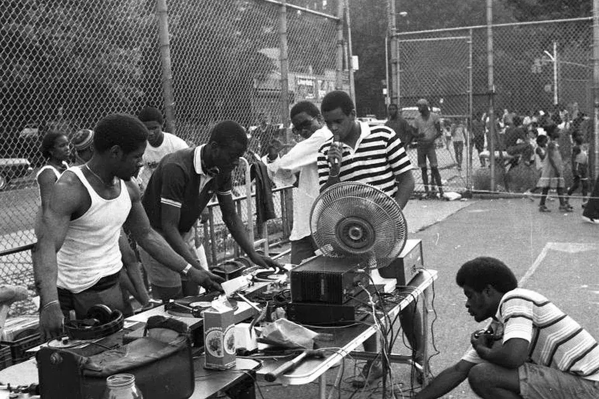 DJ's en acci&oacute;n, un momento clave en la historia del hip hop. Equipos de sonido, vinilos y la energ&iacute;a de la calle.