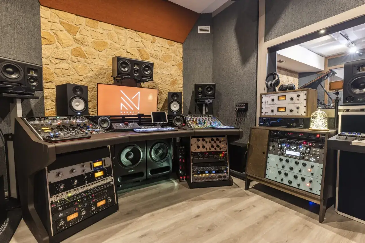 Estudio de grabaci&oacute;n profesional con equipo de alta gama. Se busca productor musical para crear &eacute;xitos.