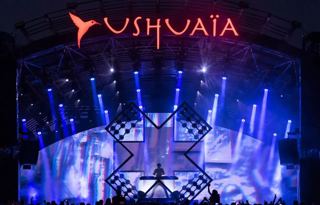 Martin Garrix enciende el escenario de Ushuaïa con luces azules y una multitud eufórica.