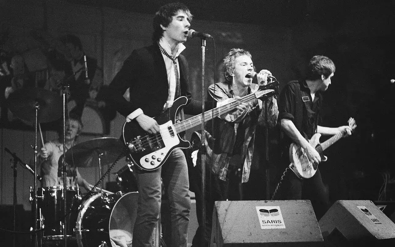 Banda tocando en vivo, un momento clave del origen del punk.