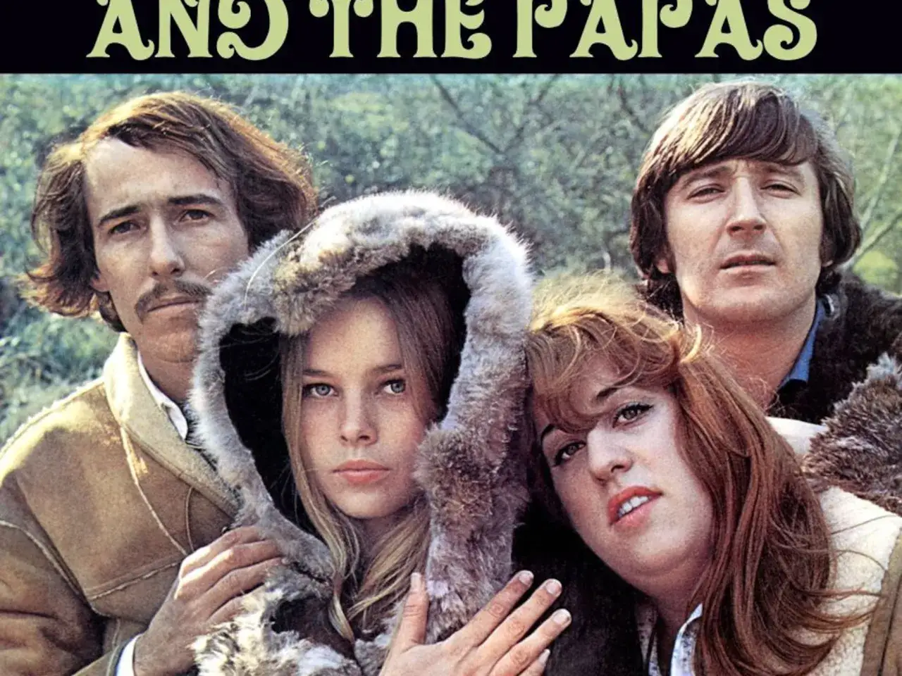 Los miembros de The Mamas & The Papas posan juntos, con dos hombres detrás de dos mujeres que comparten una capucha de piel.
