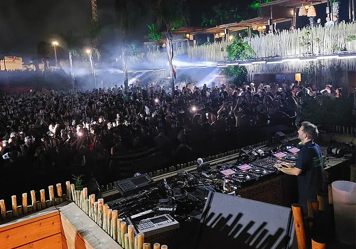 DJ Charlotte de Witte en M&aacute;laga, una multitud baila bajo luces y humo.