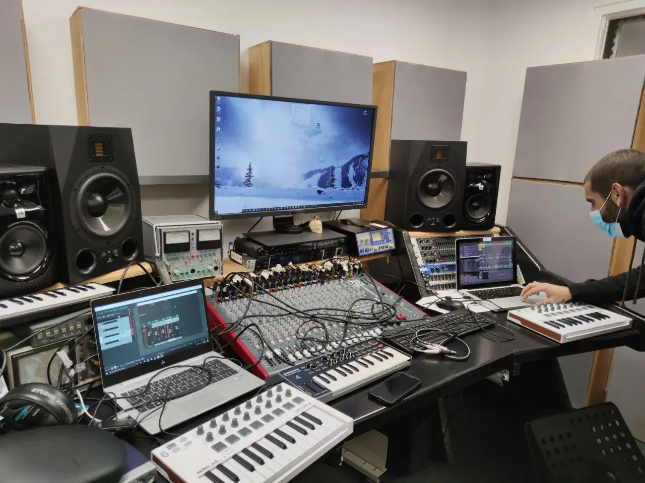 Estudio de grabaci&oacute;n con equipo para proyectos musicales: mesa de mezclas, monitores, teclados y port&aacute;til.