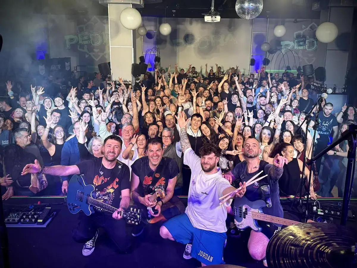 Los grupos extremeños de rock celebran con su público tras un concierto épico. ¡La energía rockera se desborda!