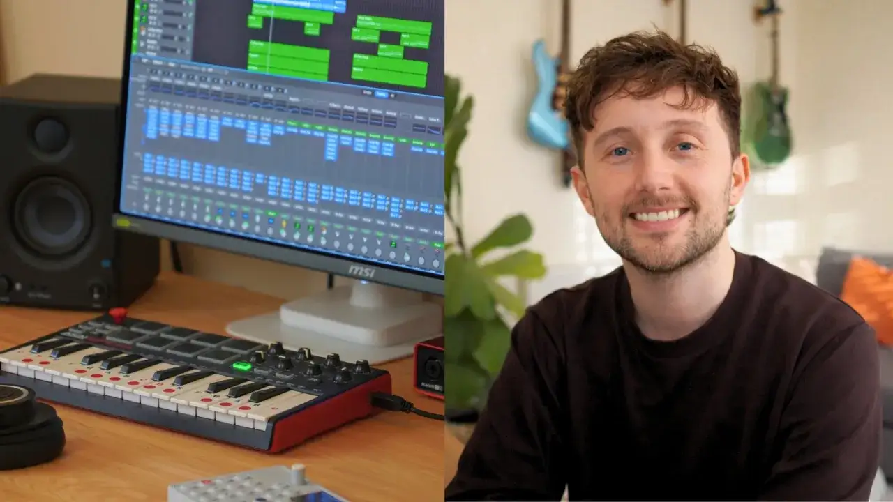 Hombre sonriente junto a equipo para grabar canciones online: monitor con software musical, teclado MIDI y altavoz.