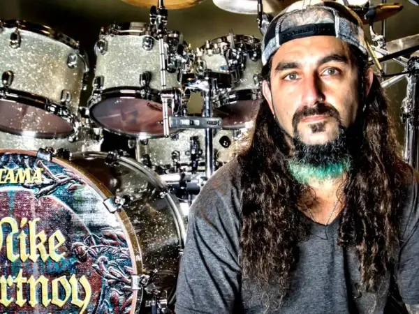 Mike Portnoy, baterista de la banda, posa frente a su set de batería Tama.