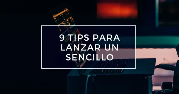 9 consejos para lanzar un sencillo proyecto digital. Un portátil muestra gráficos financieros.