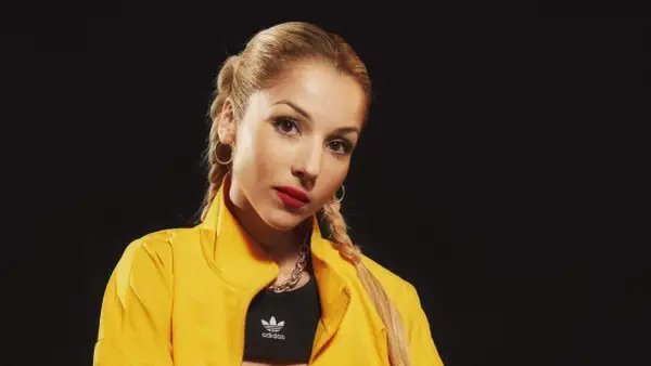 Viviana Casanova, con su edad, luce un look audaz con chaqueta amarilla, top deportivo Adidas y labios rojos.