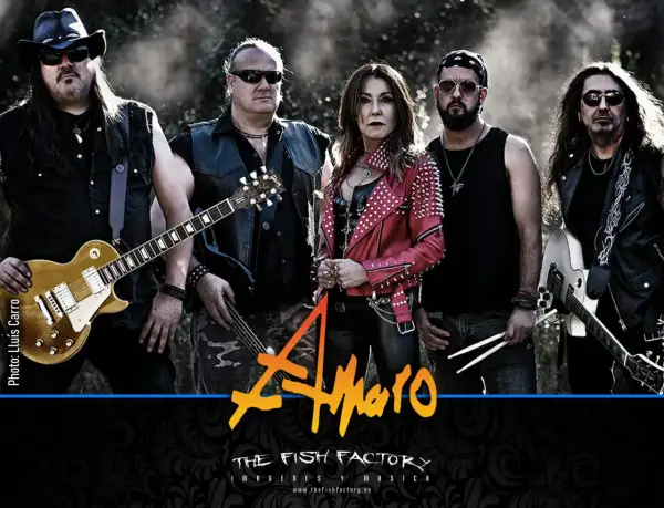 Cinco músicos de rock, con guitarras y baquetas, listos para rockear. Las bases de batería esperan el ritmo.