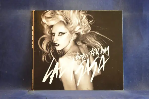 Lady Gaga, con su icónico maquillaje y cabello rubio, posa para la portada de su álbum "Born This Way".