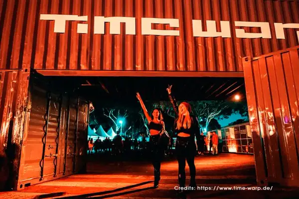 Dos chicas celebran la entrada a Time Warp Mannheim, un evento de música electrónica.