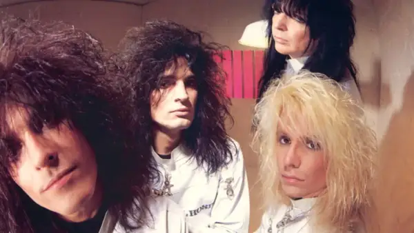 Vince Neil joven y su banda Mötley Crüe posan con sus icónicos peinados y atuendos de glam rock.