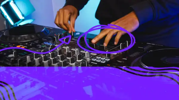 Manos ajustando faders en una mesa de mezclas, clave para aprender como hacer mix de canciones y crear transiciones fluidas.