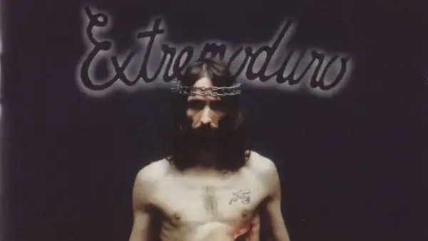 El cantante de Extremoduro, uno de los grupos extremeños de rock más icónicos, con corona de espinas y tatuaje.