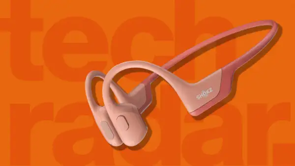 Auriculares Shokz de conducción ósea en color rosa, perfectos para escuchar música mientras te mantienes conectado con tu entorno.