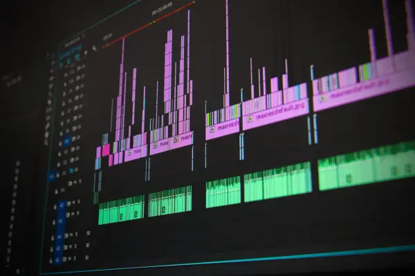 Líneas de tiempo de edición de video con clips de audio y video. El trabajo de producción en curso se muestra en la pantalla.