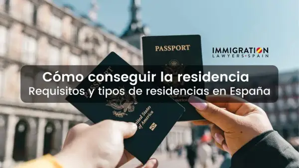 Manos sostienen pasaportes, listos para el concierto de residencia en España. Texto: "Cómo conseguir la residencia. Requisitos y tipos de residencias en España".