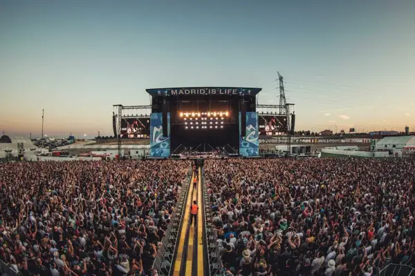Multitud disfrutando de un concierto de iberdrola music bajo el lema "Madrid is Life".