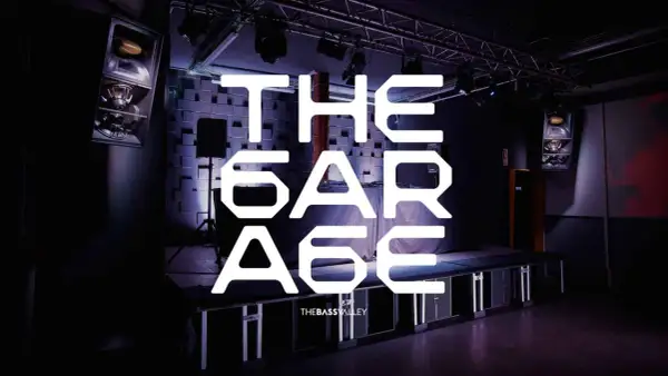 El "The Garage" de The Bass Valley, un espacio con altavoces imponentes y una atmósfera lista para la música.