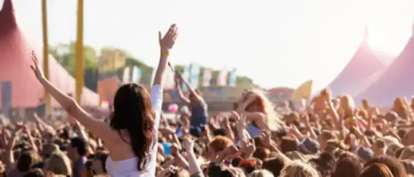 Multitud en un festival, manos al aire, ambiente de rave Madrid.