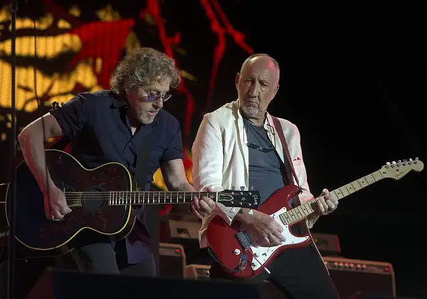 Dos guitarristas legendarios en el escenario, un momento icónico de la industria musical.