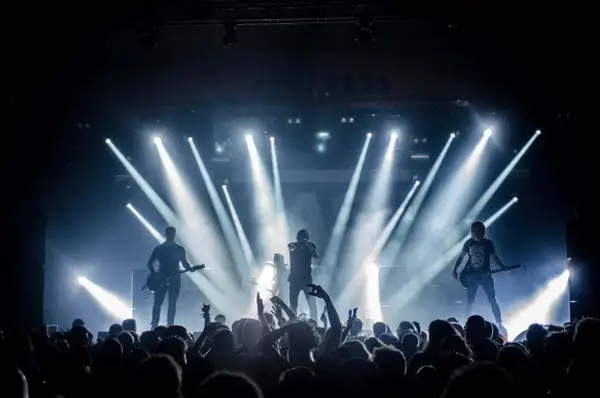 Banda de rock en vivo, luces brillantes y público eufórico. Una escena perfecta para inspirarte en cómo hacer un video musical épico.